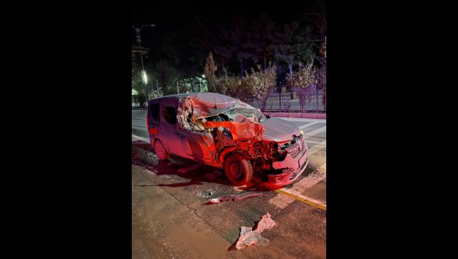 Elazığ'da hafif ticari araç, temizlik aracına çarptı: 1 yaralı