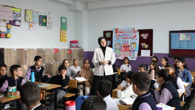 Vanlı öğrenciler "Yeşeren Kumbaram" projesiyle 8 ilde 213 fidanı toprakla buluşturdu