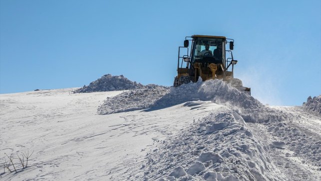 Van'da karla mücadele çalışmaları devam ediyor