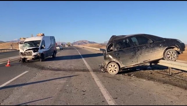 Malatya'da minibüs ile otomobil çarpıştı: 1'i ağır 3 yaralı
