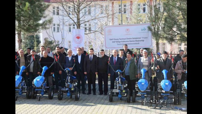 Elazığ'da çiftçilere çapa makinesi dağıtıldı
