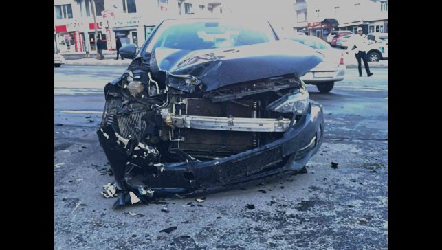 Bitlis'te otomobil ile motosiklet kafa kafaya çarpıştı: 1 yaralı