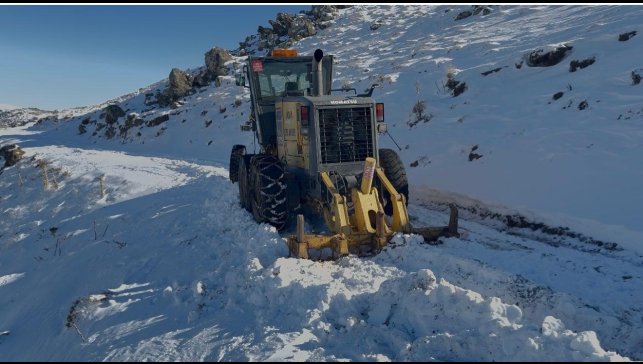 Greyder uçurumun kenarında güçlükle durabildi