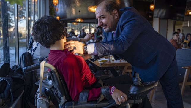 Otizmli oğlu ve eşinden etkilenerek kendisini engelli bireylere adadı