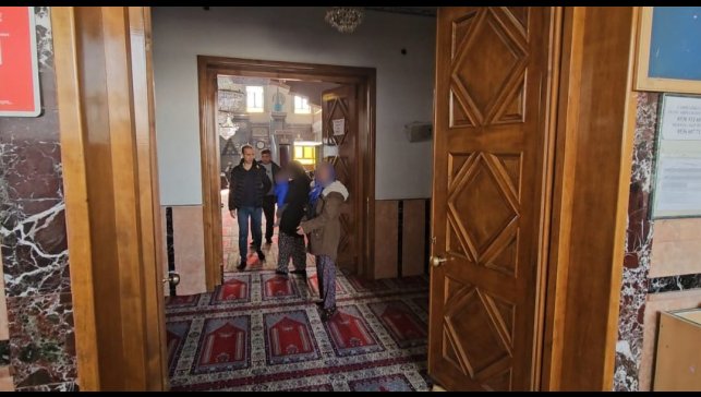 Zabıtayı gören dilenciler camiye kaçıp cemaatin arasına karıştı