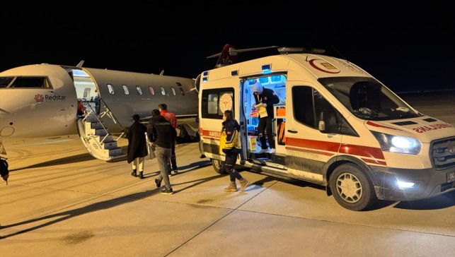 Ağrı'da rahatsızlanan bebek ambulans uçakla İstanbul'a nakledildi