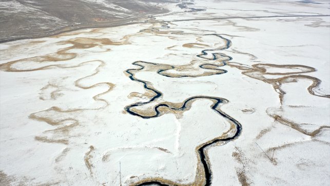Karla beyaza bürünen Göle Ovası'ndaki menderesler dronla görüntülendi