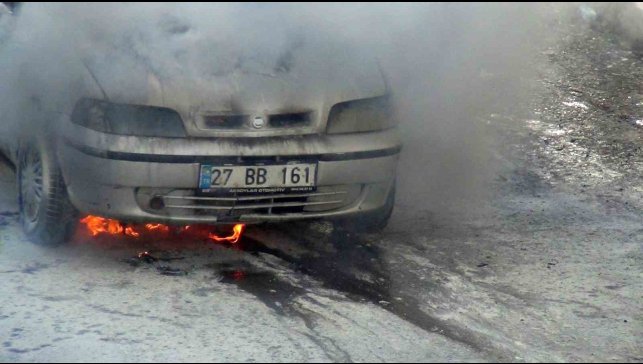 Kars'ta park halindeki otomobil alevlere teslim oldu
