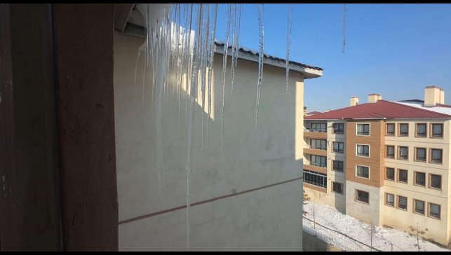 Yüksekova'da buz sarkıtları 2 metreyi geçti