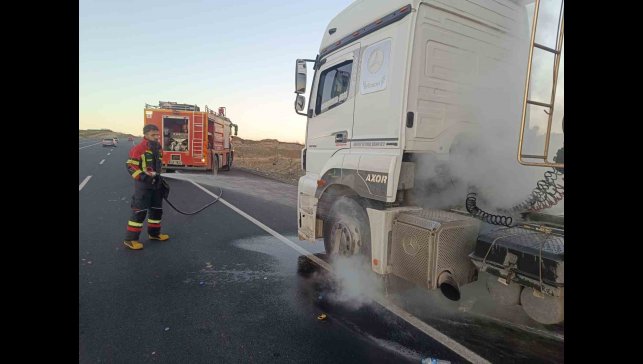 Bingöl'de seyir halindeki tırda yangın paniği: Facia son anda önlendi