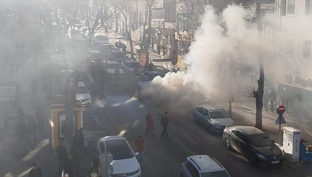 Kars'ta seyir halindeyken alev alan otomobil kullanılamaz hale geldi