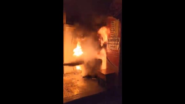 Elazığ'da yanan işletmenin yardımına esnaf yetişti