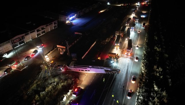 Erzurum-Artvin kara yolunda dorsesi yola oturan gemi yüklü tır ulaşımı aksattı