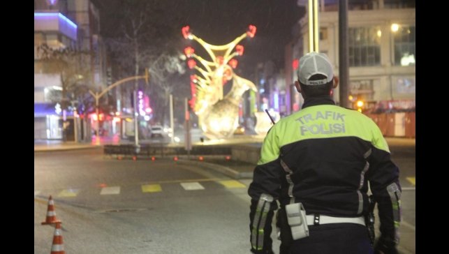 En uzun gecede huzur nöbeti: Erzincan polis görev başında