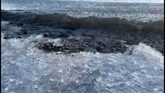 Çıldır Gölü'nde buz kütleleri sahile vurdu