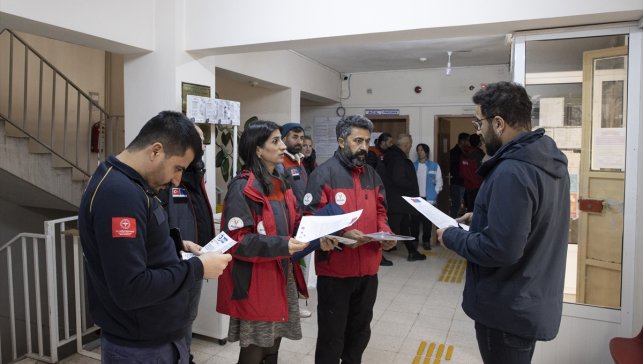 Tunceli'de gönüllüler deprem risklerine karşı ev ve iş yerlerinde "tehlike avı"nda