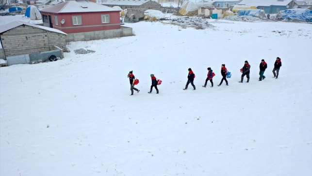 Kars'ta veteriner hekimler, hayvanların sağlığı için çetin kış koşullarında sahada