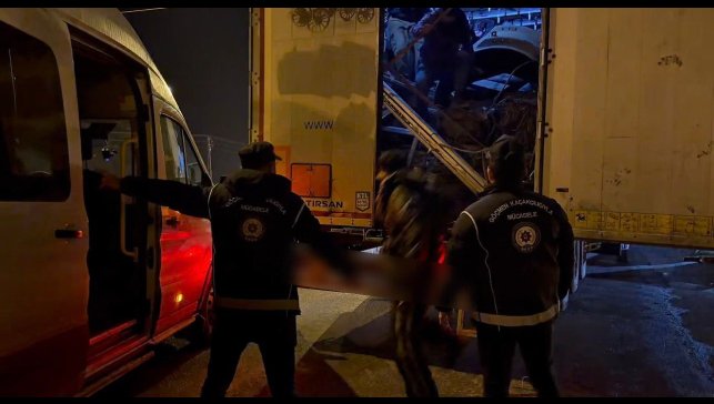Ağrı'da tır dorsesinde 14 düzensiz göçmen yakalandı