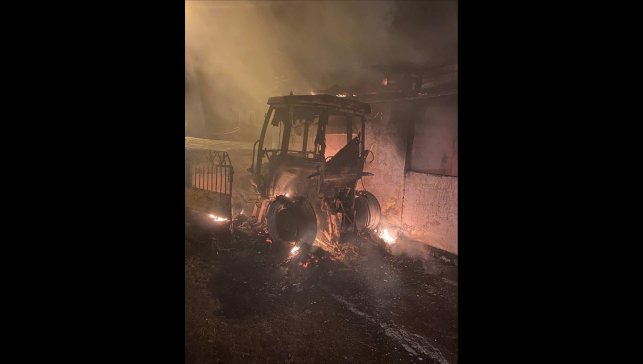 Ardahan'da ambarda çıkan yangında 1 traktör ile 2 bin ot balyası yandı