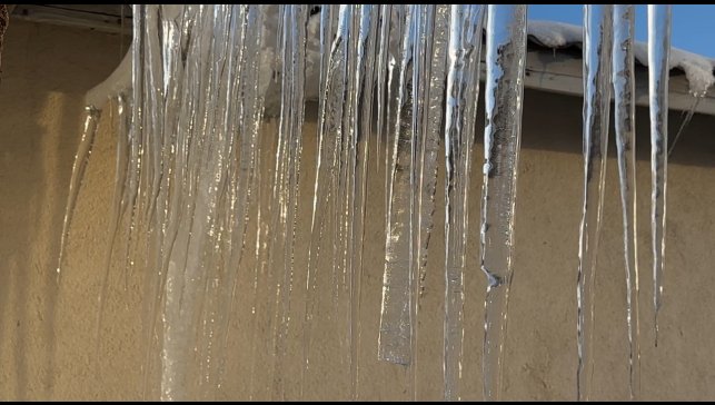 Yüksekova'da dondurucu soğuklar: Buz sarkıtları 3 metreyi aştı