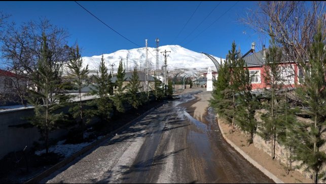 Süphan'ın eteklerinde kartpostallık belde: Aydınlar