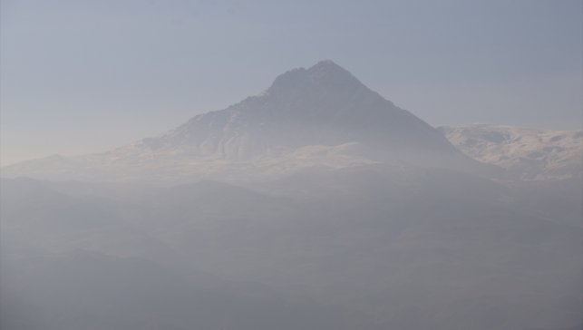 Iğdır'da Tekelti Dağı sisler arasında görüntülendi