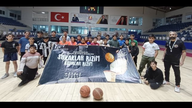 Sokak basketbolu Hakkâri'de nefes kesti