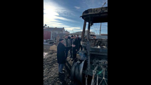 Ardahan'da korkutan yangın: Traktör, ot balyaları ve 10 ton tahıl küle döndü