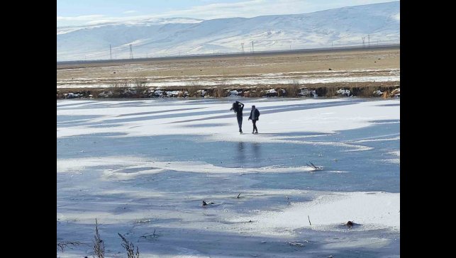 Yüzeyi tamamen donan nehir üzerinde yürüyüş heyecanı