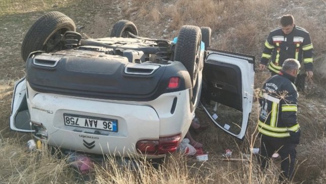 Erzurum'da devrilen araçtaki 1'i ağır 5 kişi yaralandı
