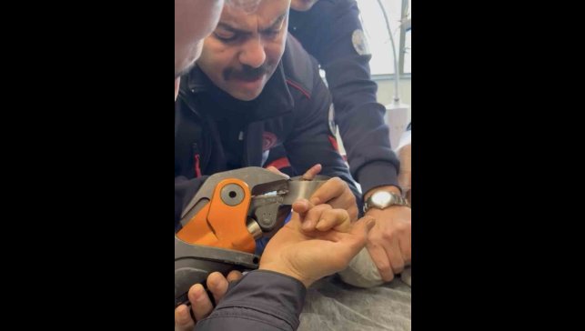 Parmağı çelik küllüğe sıkışan bebeğin imdadına itfaiye yetişti