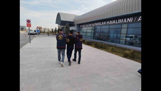 Dolandırıcılık hükümlüsü havalimanında yakalandı