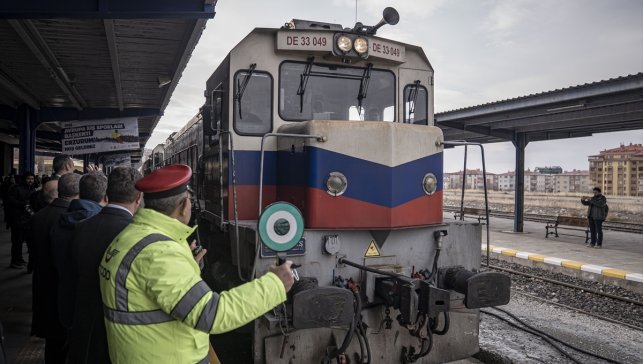 Yeni sezonun ilk seferine çıkan Turistik Doğu Ekspresi Erzurum'a ulaştı