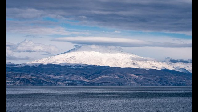 Süphan Dağı'nın zirvesinde mercek bulutu oluştu