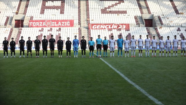 Beşiktaş ve Seza Çimento Elazığspor'un 16 yaş altı takımları dostluk maçına çıktı