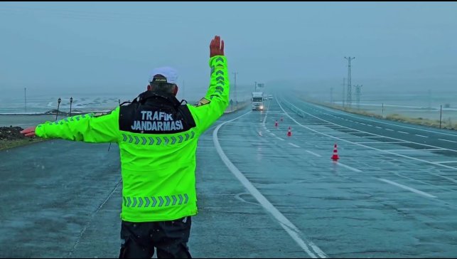 Jandarma trafik ekiplerinden kış lastiği denetimi
