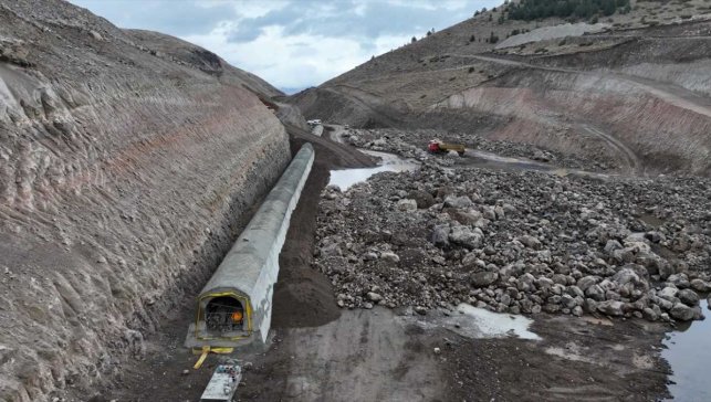 Erzurum'daki Doruklu Barajı'nda yol kazıları ile sahil sıyırma imalatı tamamlandı