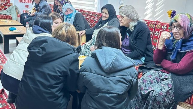 Ardahan'da lise öğrencilerinden huzurevi sakinlerine ziyaret