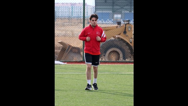 Sekiz günlükken ameliyat sonrası kısmi felç geçiren Fatih, sporla engelleri aşıyor