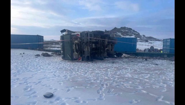 Kars'ta yük treni kamyon ile çarpıştı: 1 ölü