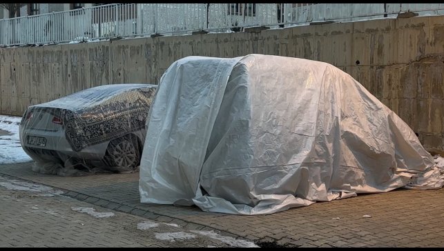 Yüksekova'da dondurucu soğuklar: Vatandaşlar araçlarını battaniye ve brandalarla koruyor