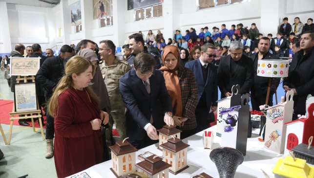 Başkale'de kadın kursiyerlerin hazırladığı ürünler sergilendi 