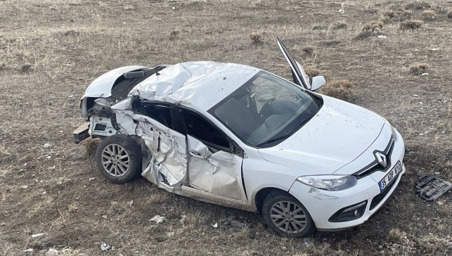 Kars'ta kamyonla çarpışan otomobil şarampole devrildi 