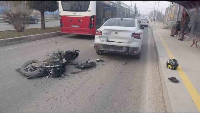 Malatya'da otomobille çarpışan motosikletli yaralandı