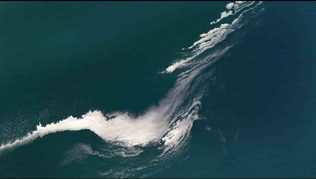 Van Gölü yüzeyindeki köpüklenme şaşırttı