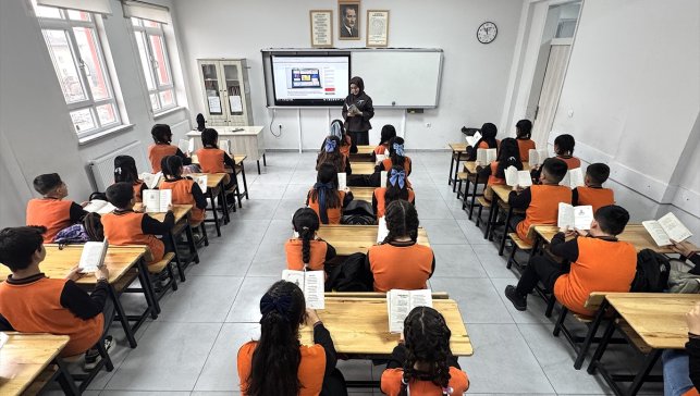 Vanlı öğrencilerin Sincan Uygur Özerk Bölgesi'yle ilgili kaleme aldığı şiirler kitaplaştırıldı