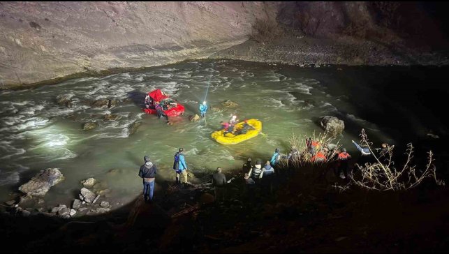 Kontrolden çıkan otomobil Zap Suyu'na uçtu: 1'i ağır yaralı