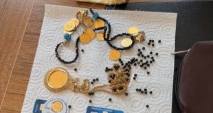 Ağrı'da yolda bulunan altınlar sahibine ulaştırıldı