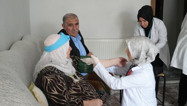Muş'ta sağlık ekipleri hastalıkların erken teşhisi için köy köy dolaşıyor