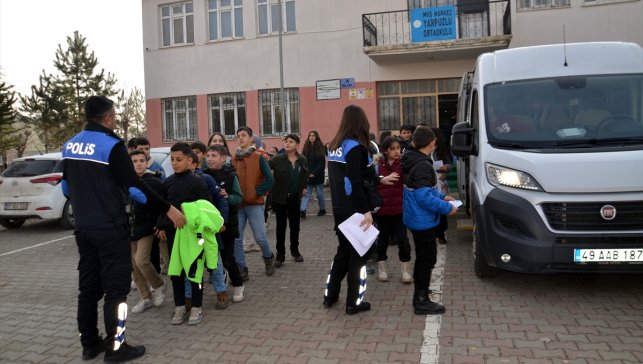 Muş'ta polisler çocuklara sinema keyfi yaşattı